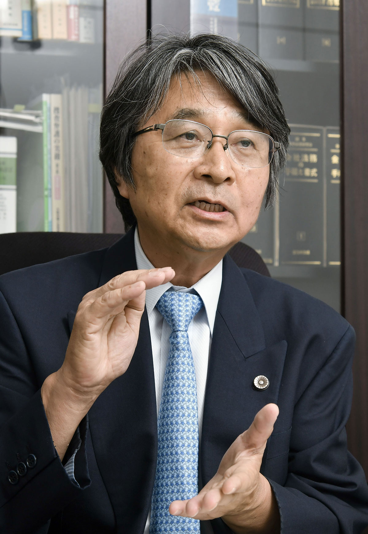 生放送中に呂律がまわらなくなり、病院へと向かった亀井正貴弁護士。原因は低血圧だという（写真・共同通信）