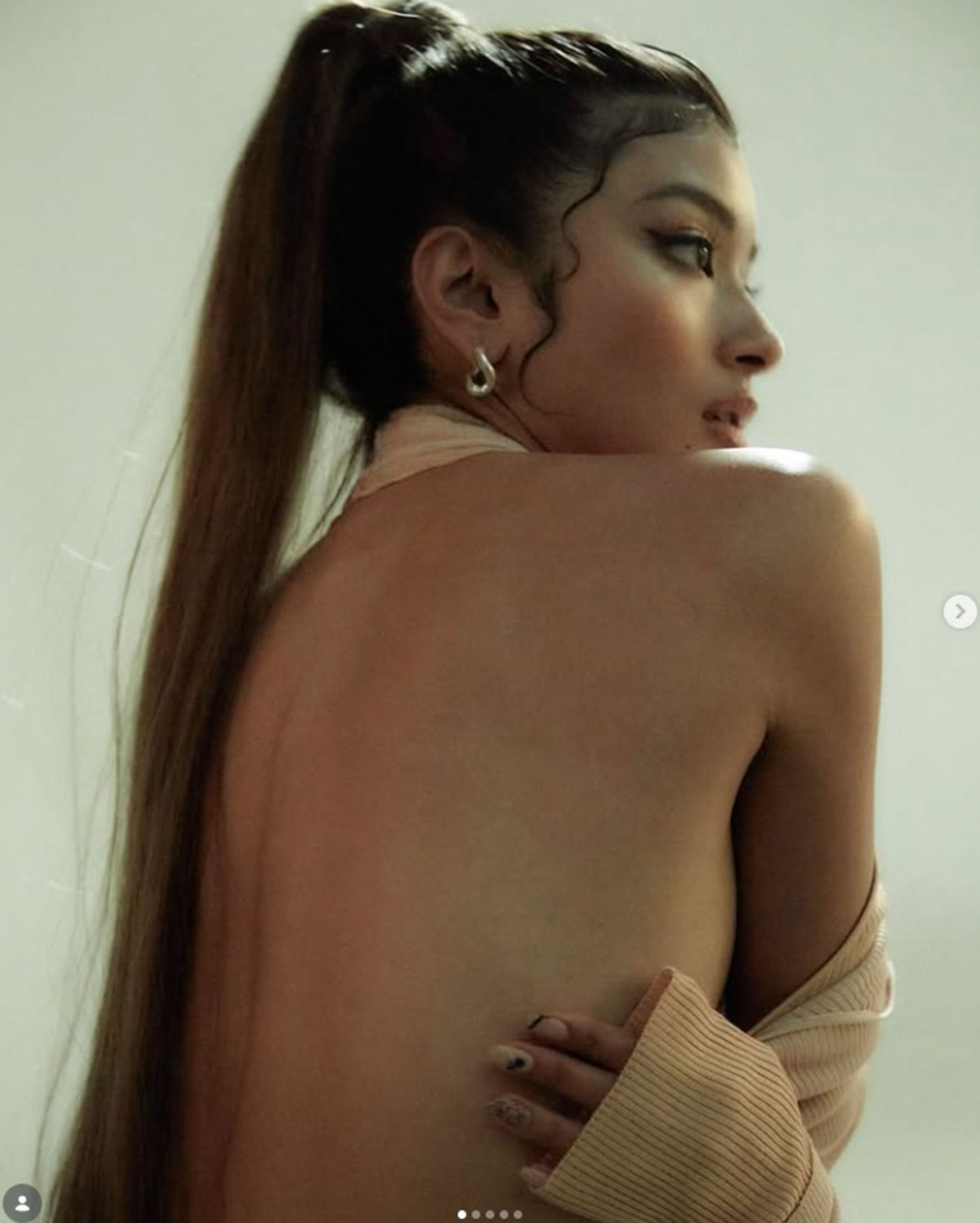 ローラが自身の“人生論”とともに公開した“ほぼ裸”な大胆ショット（写真・本人Instagramより）