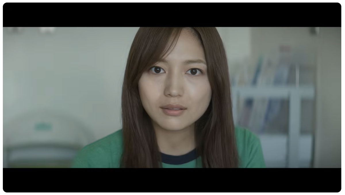 映画『ママがもうこの世界にいなくても　私の命の日記』の予告映像より。10kg減量したという川口春奈は、どこか頬がこけたようにも見える