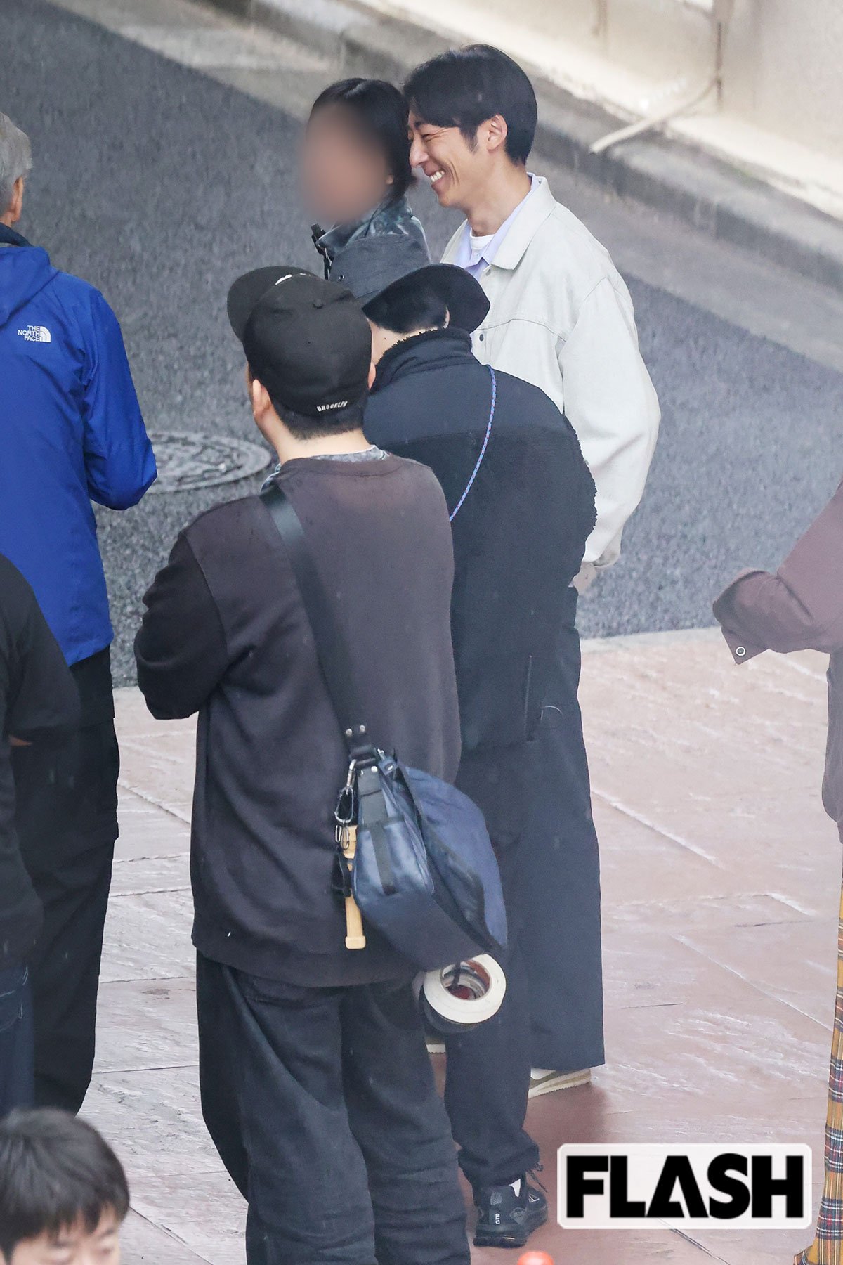 撮影の合間には、にこやかな表情を見せる。現場には、中村アンも参加していた