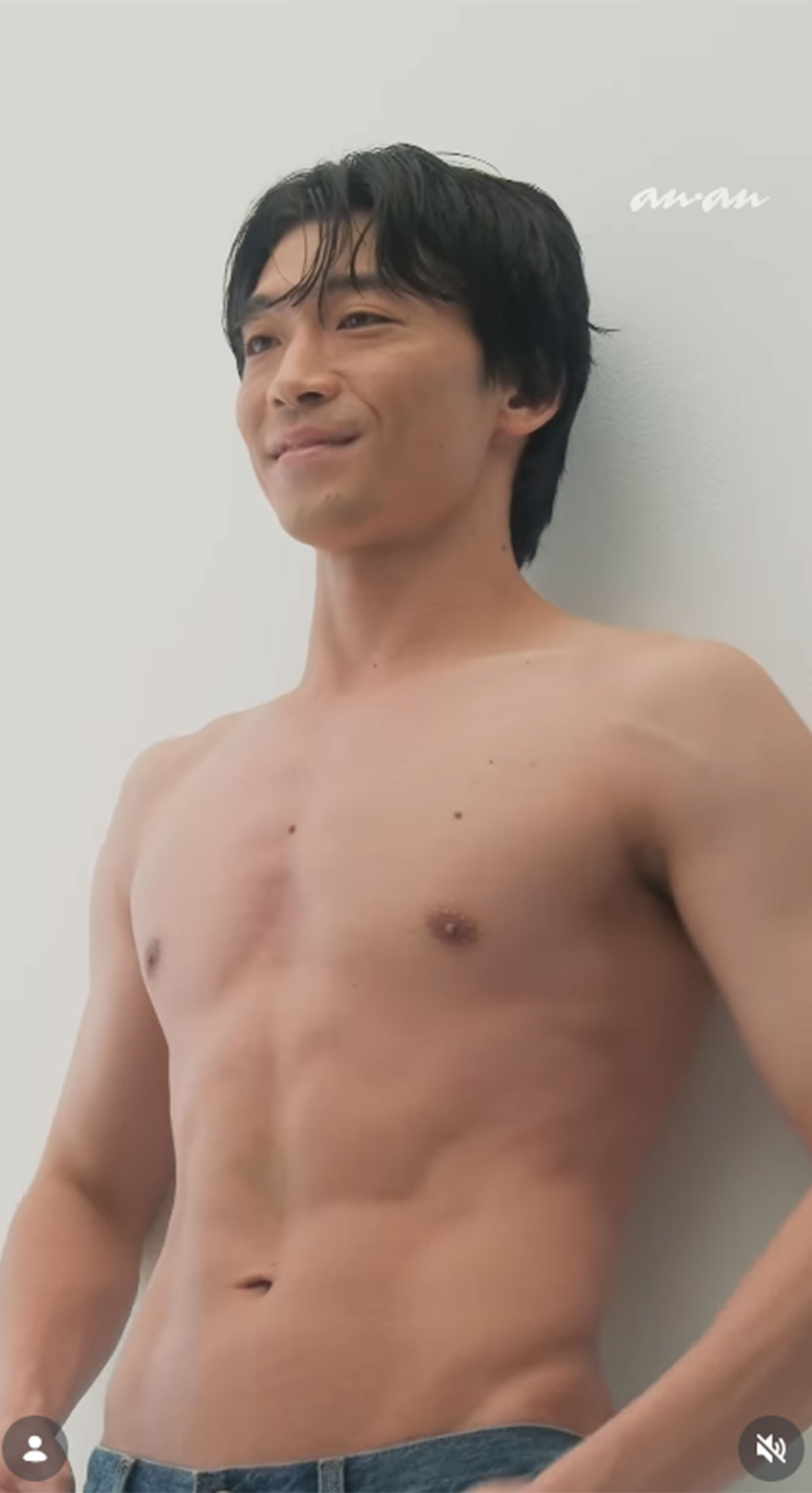 「anan」のInstagramより。13kgのダイエットに成功し、シックスパックを見せた