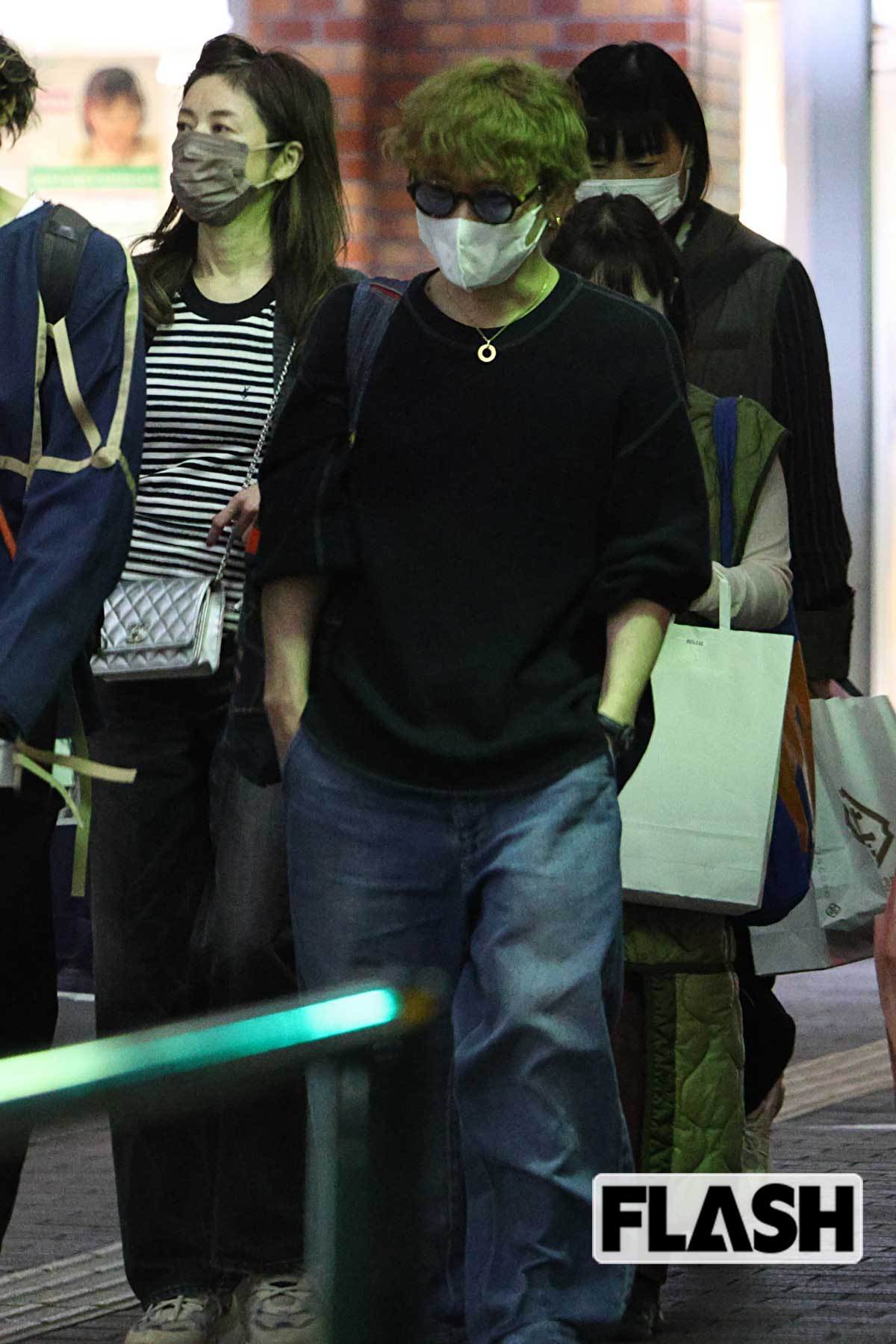 二次会へと向かう高岡早紀（左）とSUPER EIGHT・安田章大。後ろにはシックな装いをした南海キャンディーズ・しずちゃんの姿もある