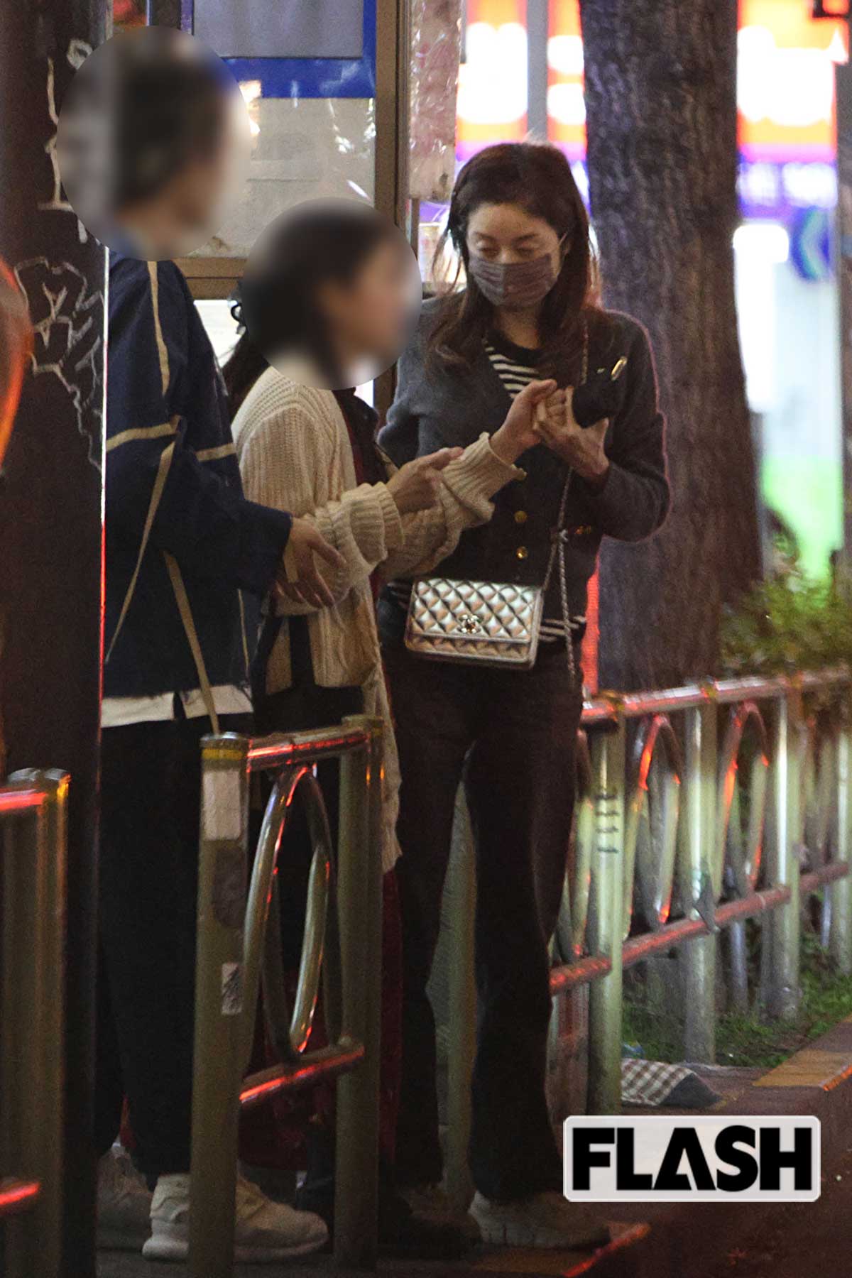 タクシーに乗り込み帰宅する高岡早紀