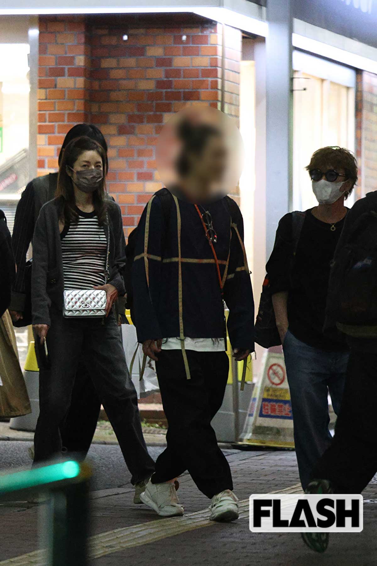 シルバーに輝くシャネルのバッグを持った高岡早紀。安田章大はマスクにサングラスの変装をしている