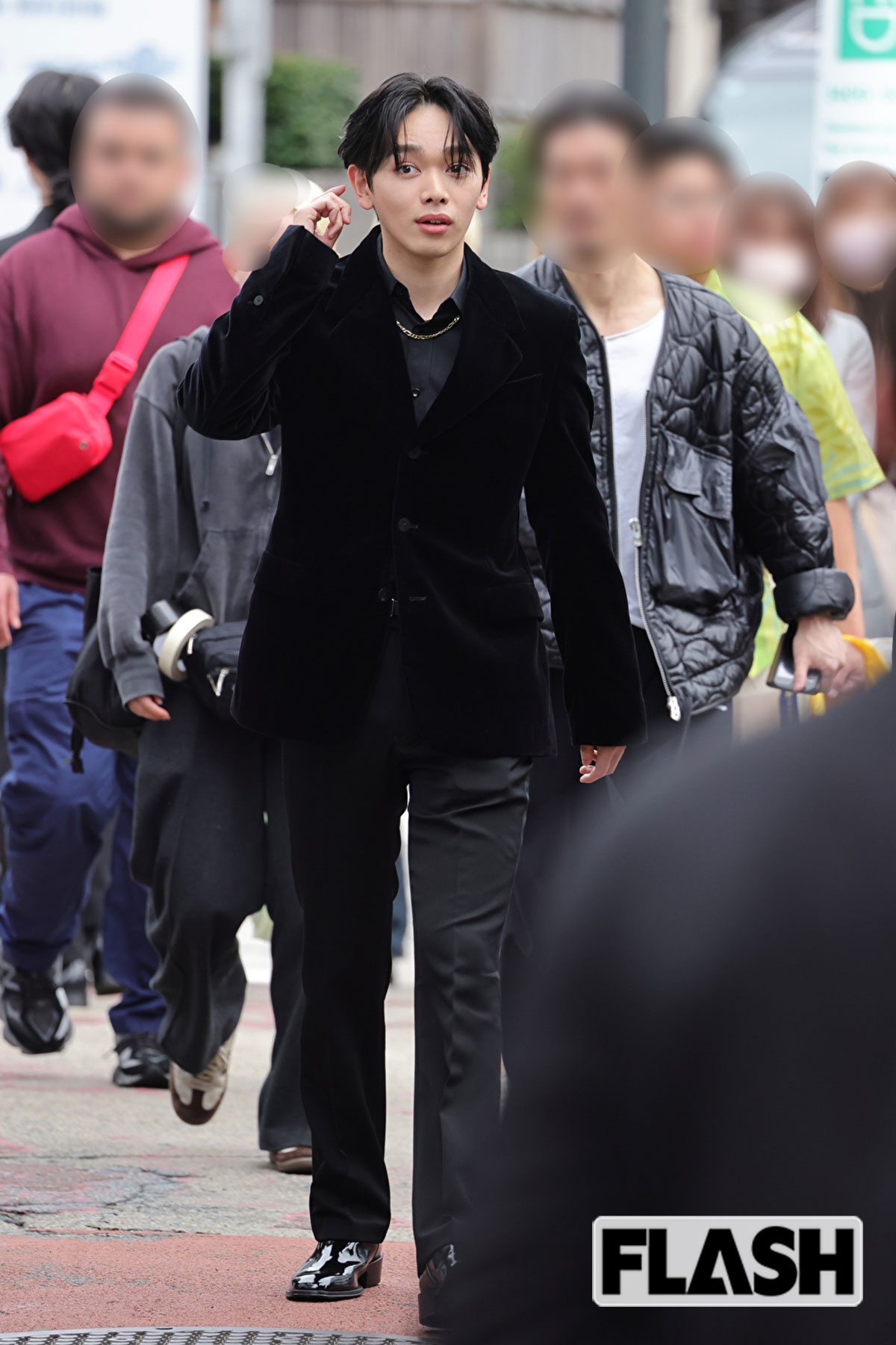 髪の毛をいじる宮世琉弥