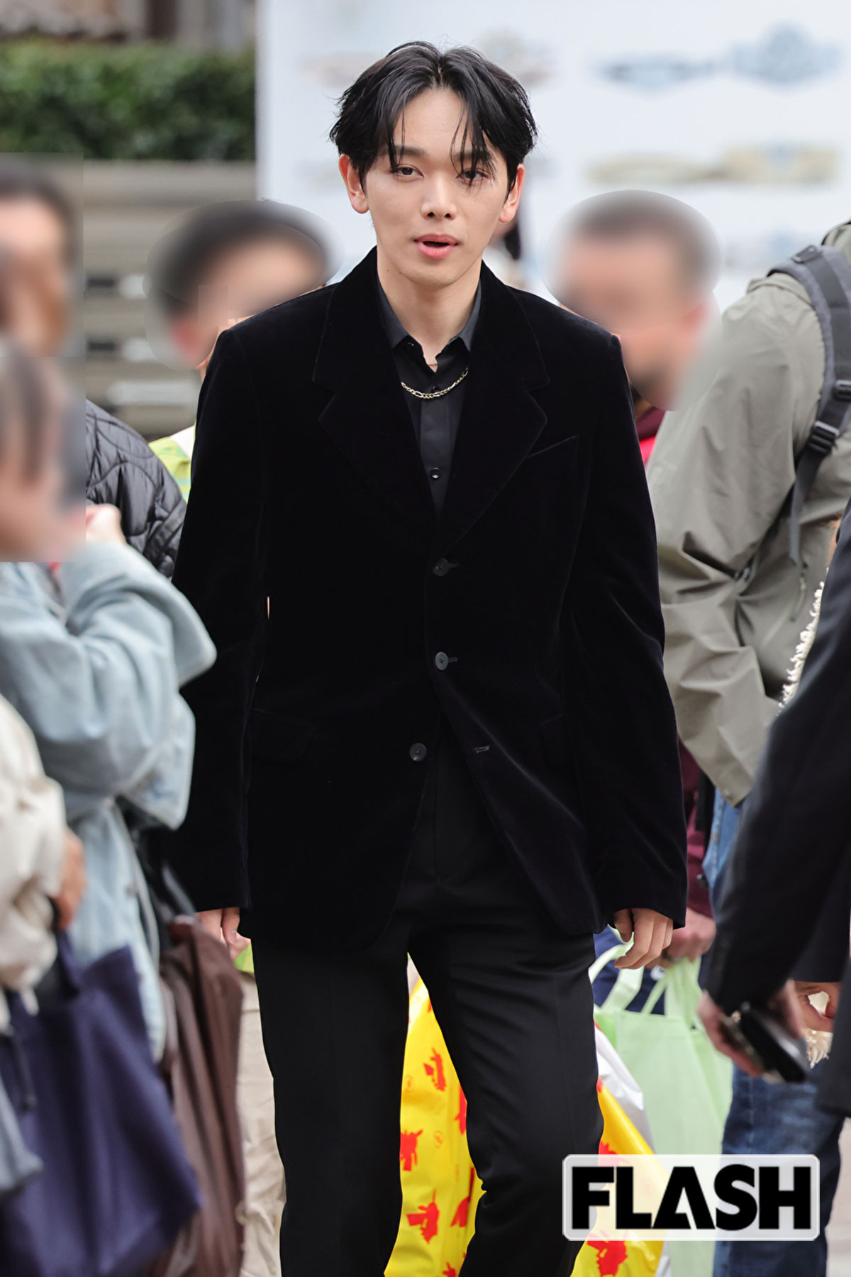 全身ブラックに身を包んだ宮世琉弥。彫りの深い顔立ちでZ世代から圧倒的な支持を集めている