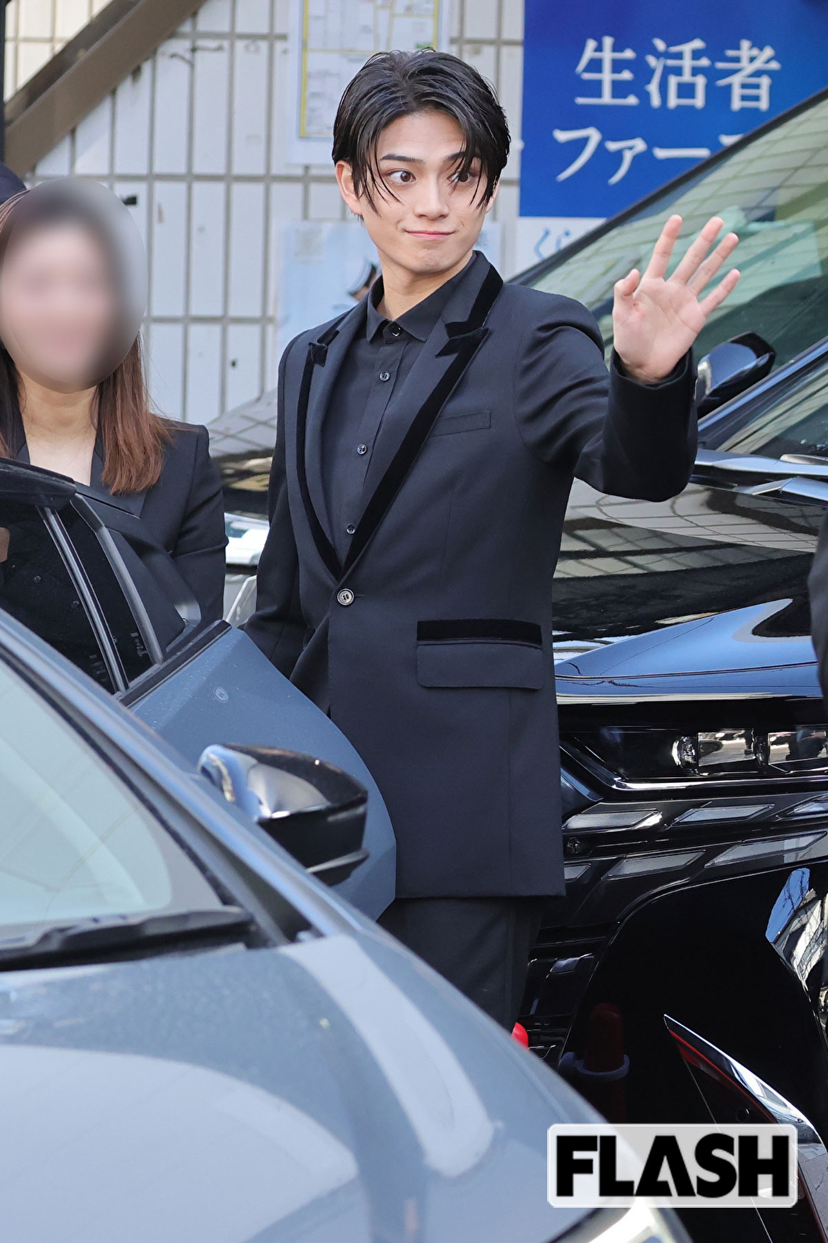 手を振る岩瀬洋志。その仕草も圧倒的なオーラがある