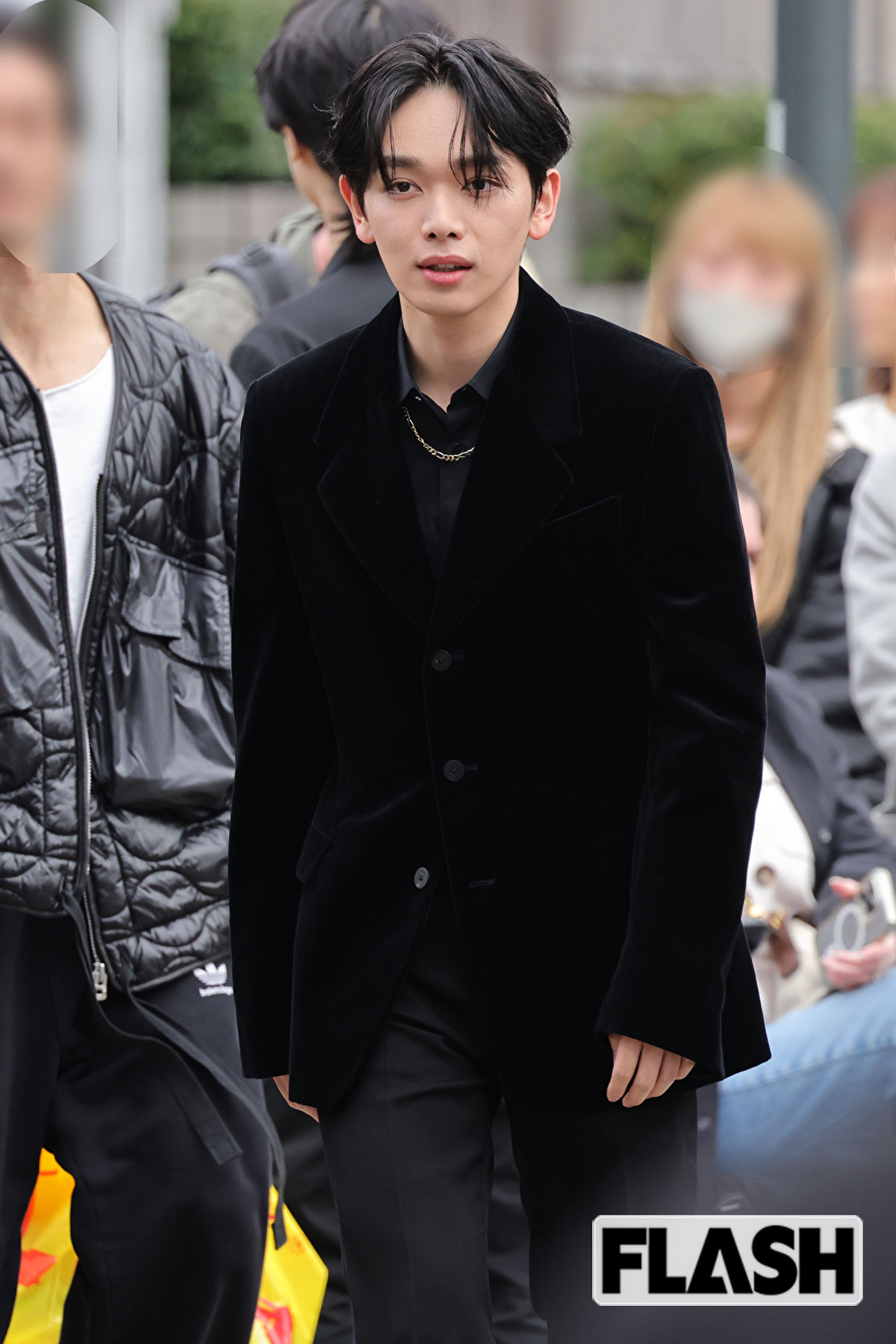 多くの関係者に囲まれながらイベント会場を訪れた宮世琉弥