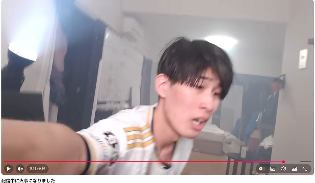 花火に点火し、室内が煙で充満した状態を写すYouTuberのガミックス（写真・本人のYouTubeチャンネルより）