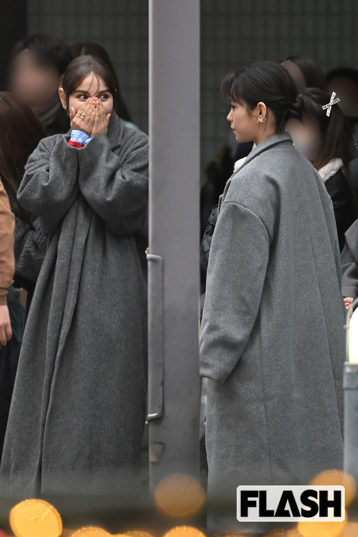 グレートコートを合わせる “おソロコーデ” で登場した當真あみと嵐莉菜