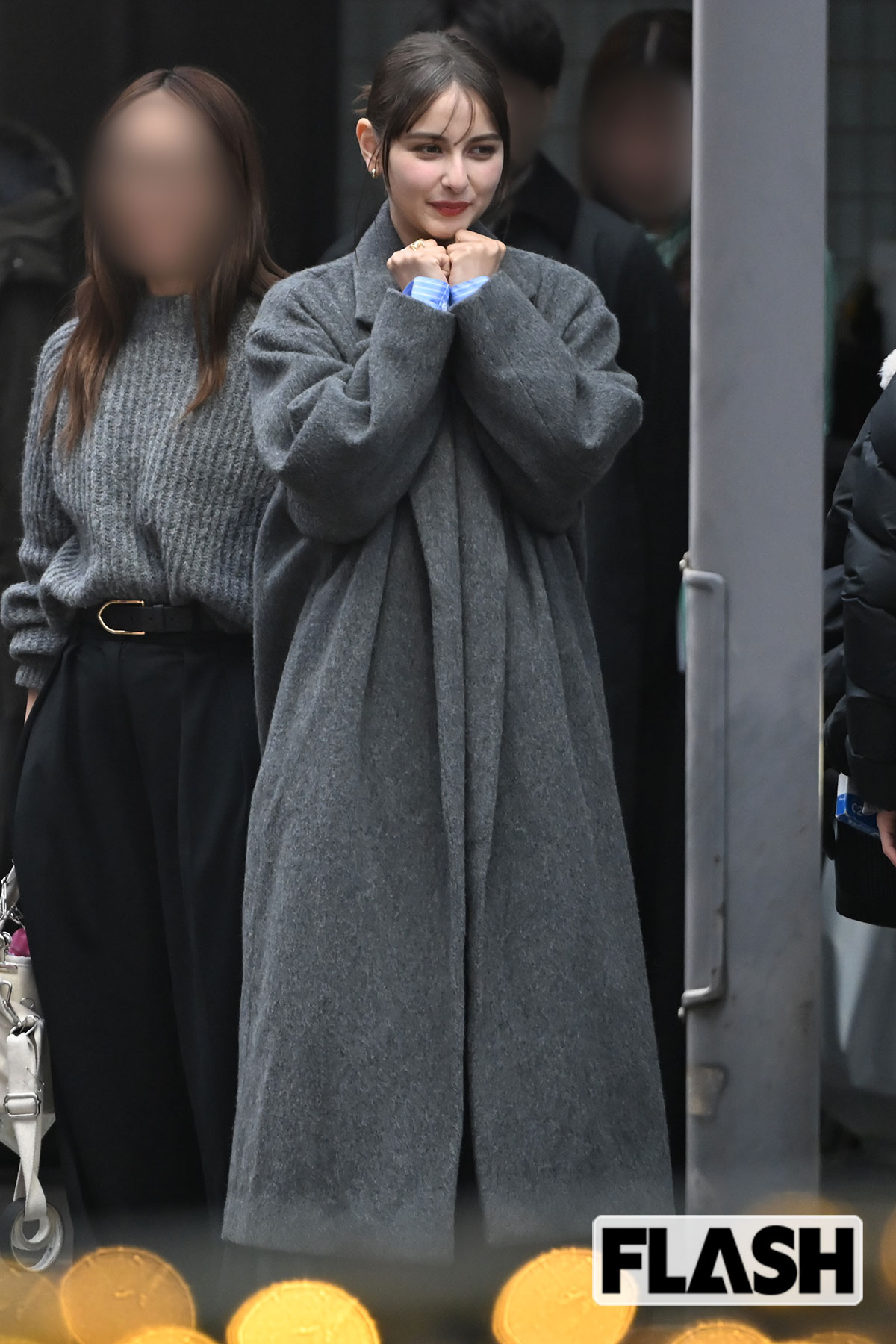 両手を合わせる嵐莉菜