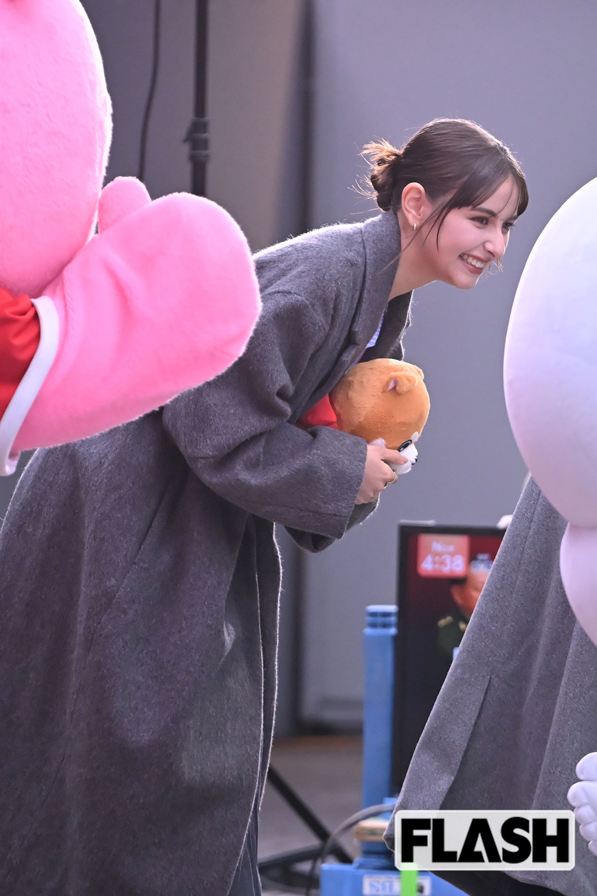 着ぐるみに話しかける嵐莉菜