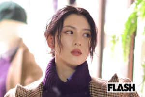 三吉彩花、映画『キングダム』舞台挨拶で美ヘソチラリ…タトゥ公開から加速するセクシー路線