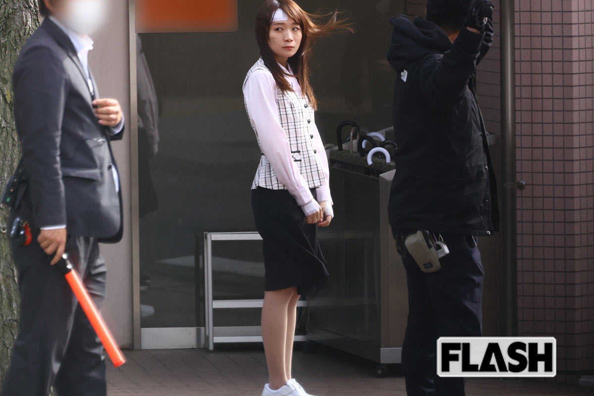 2026年4月、ドラマ『産まない女はダメですか DINKsのトツキトオカ』（テレビ東京系）の撮影をしていた秋元真夏。“おでこの絆創膏” がチラチラ見えていた