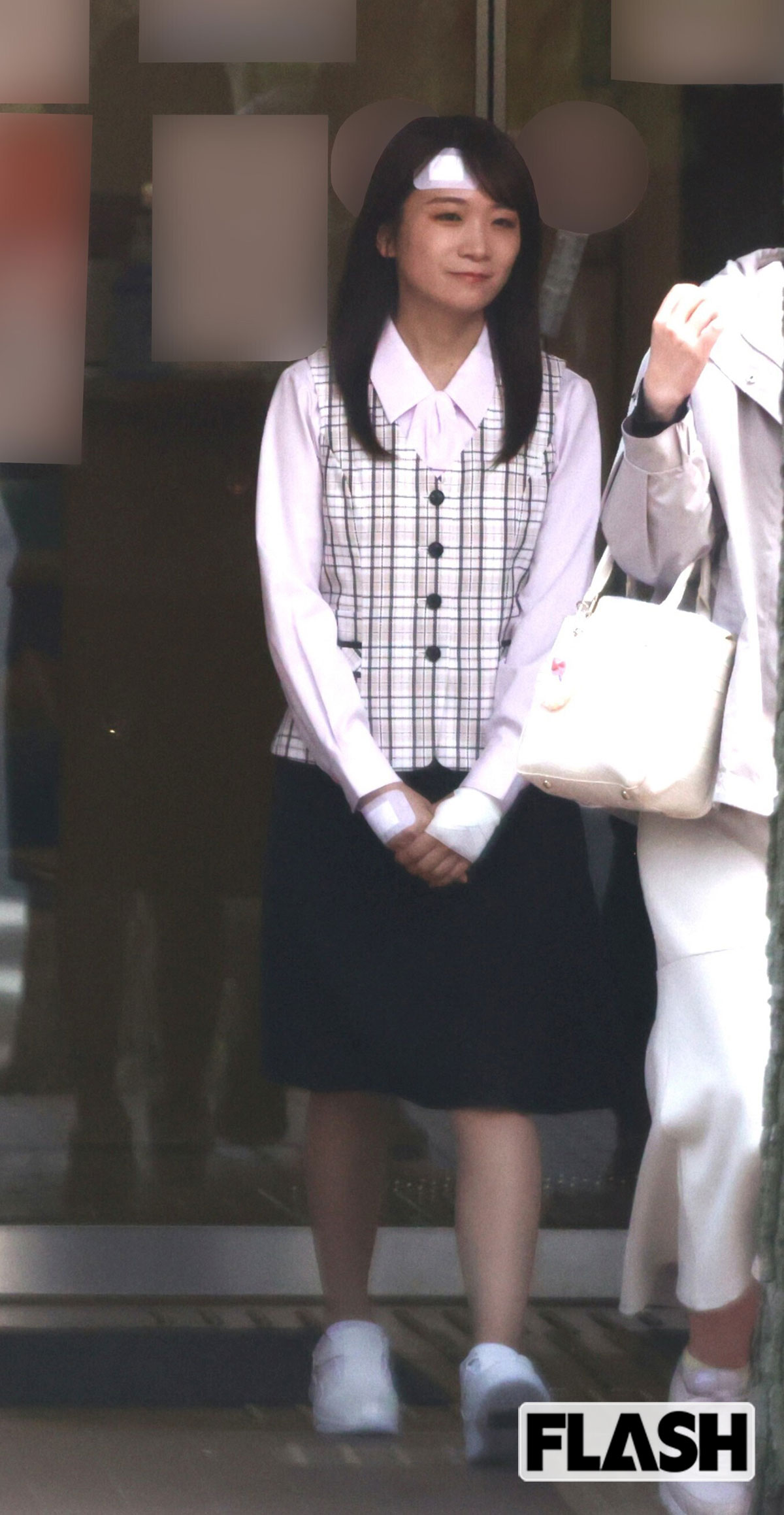 2026年4月、ドラマ『産まない女はダメですか DINKsのトツキトオカ』（テレビ東京系）の撮影をしていた秋元真夏。“おでこの絆創膏” がチラチラ見えていた