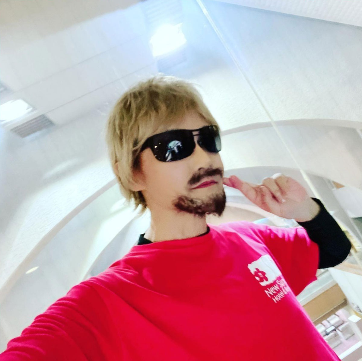 バラエティの企画で金髪ひげぼうぼうになったToshl（写真・本人Instagramより）