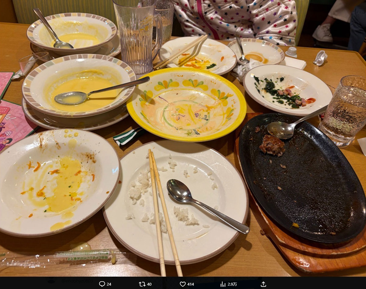 サイゼリヤでの食事風景を投稿した林家ペー。ご飯粒やスープの残りが皿にこびりついている（写真・本人のXより）