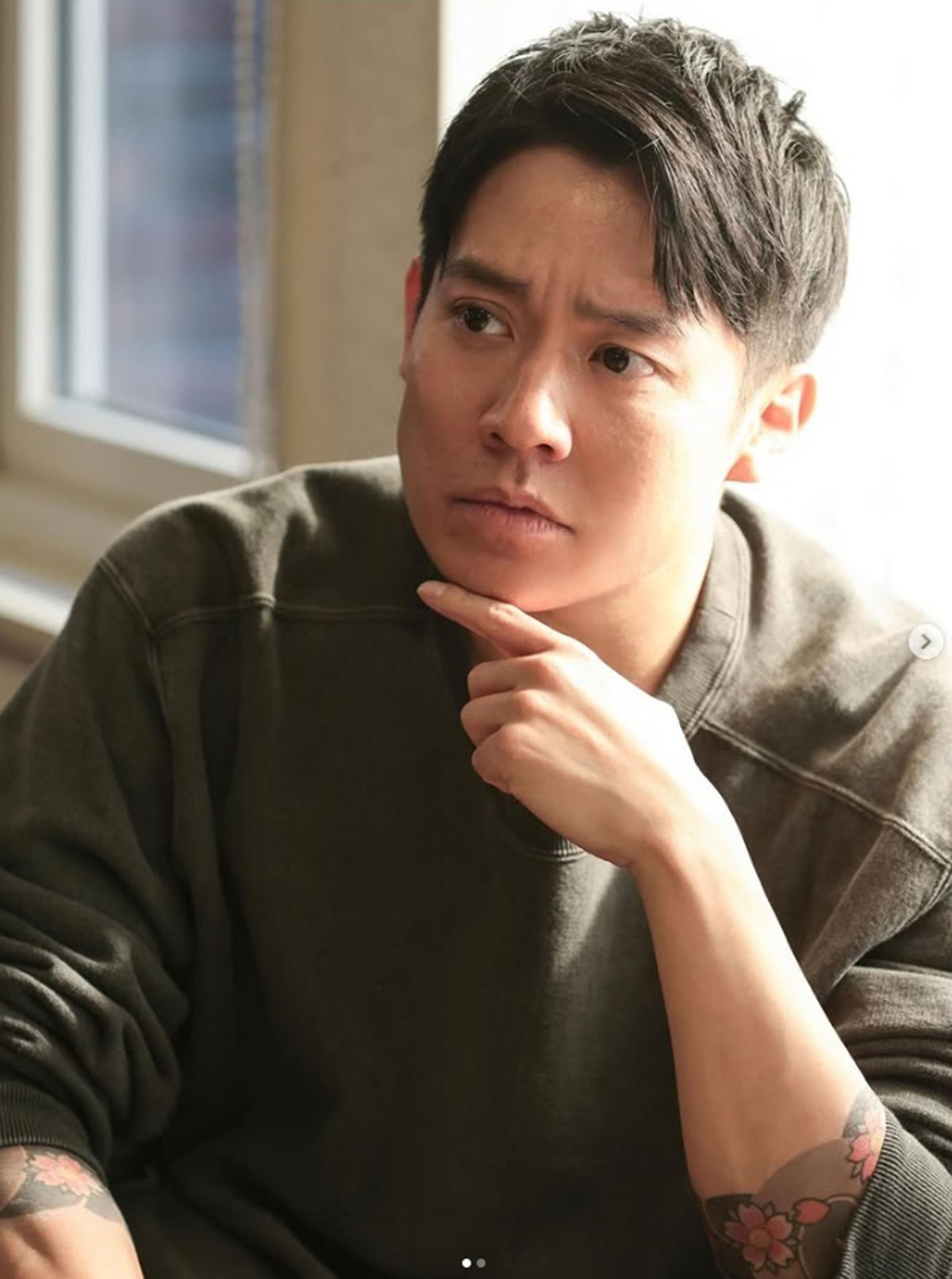 元暴力団員というキャラクターのためか、タトゥーまで入れた小出恵介。チャラさから一変、ワイルド化している（写真・本人Instagramより）