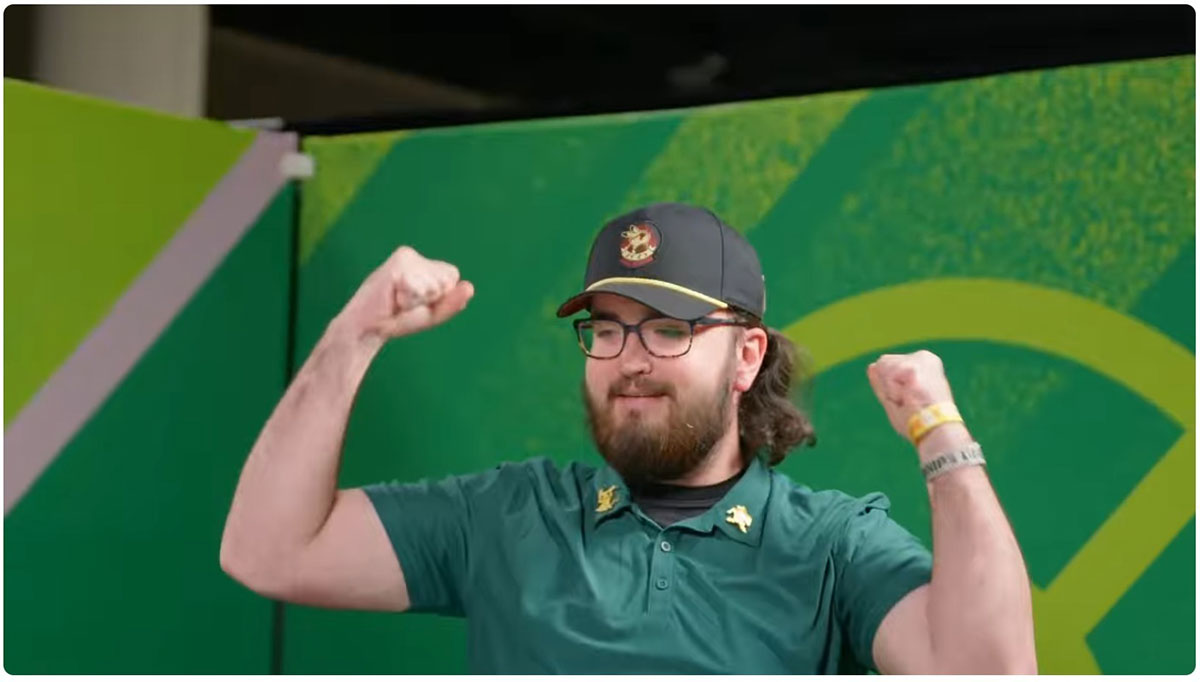 ヘッドセットを脱ぎ、ガッツポーズをするFirestar73選手。“喜びすぎ”を理由に優勝を剥奪されてしまった（写真・「Play Pokemon」公式YouTubeチャンネルより）