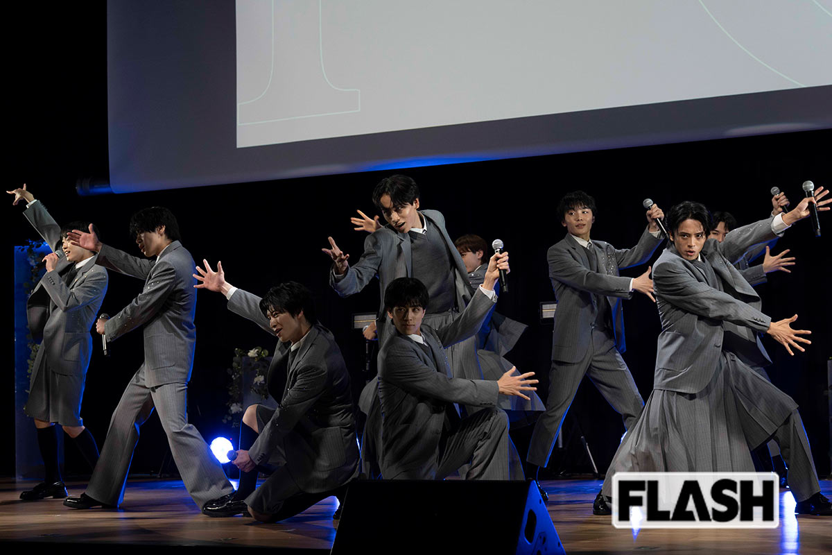 「さりげない未来」を披露