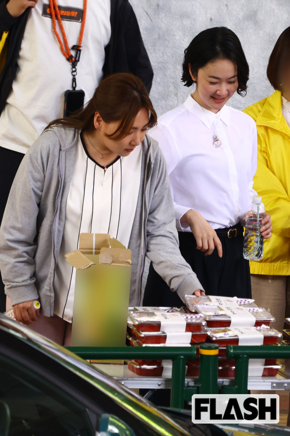 ついに食べる弁当を決め、手を伸ばす野呂佳代