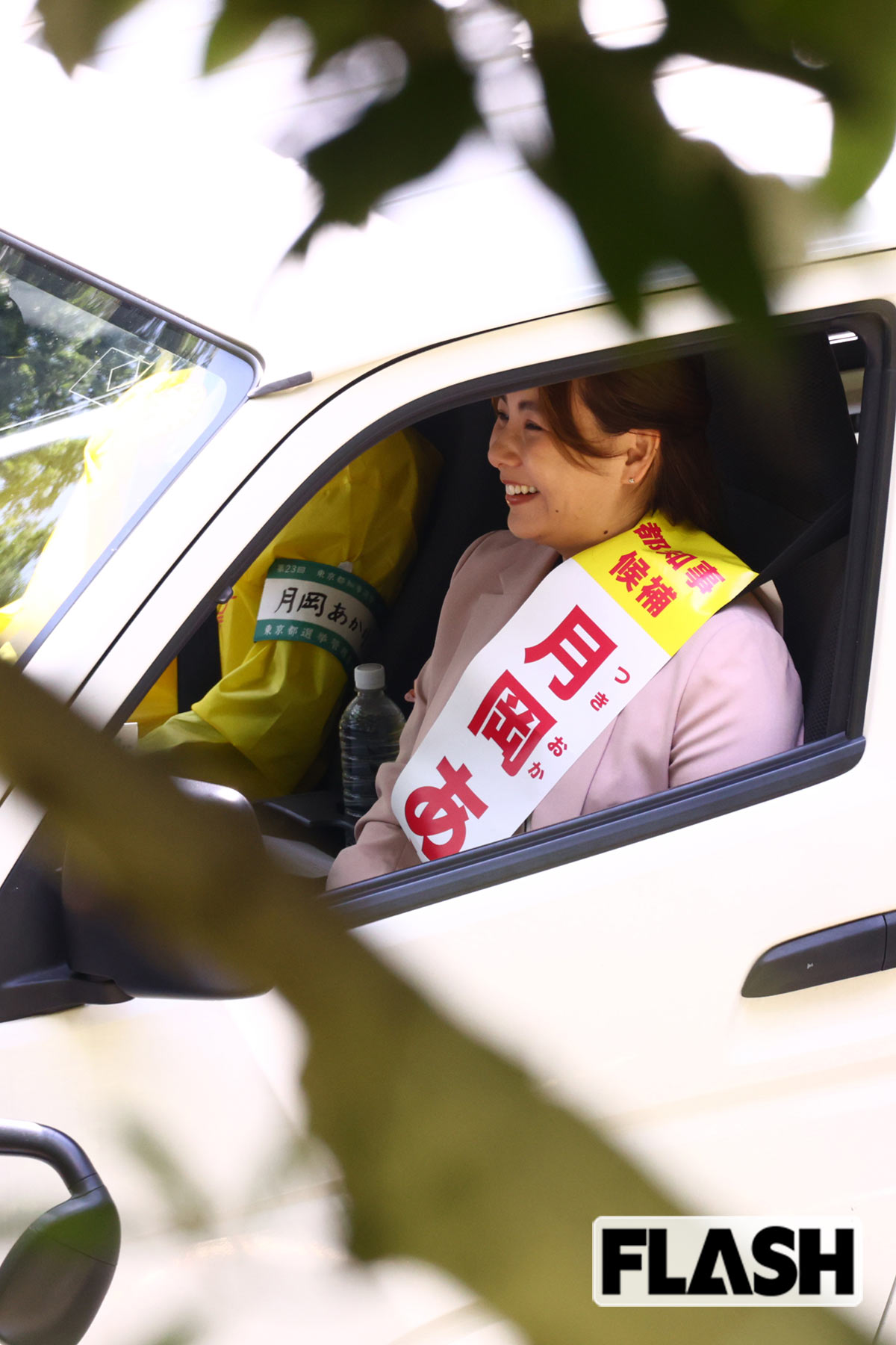 選挙カーに乗り込んだ野呂佳代