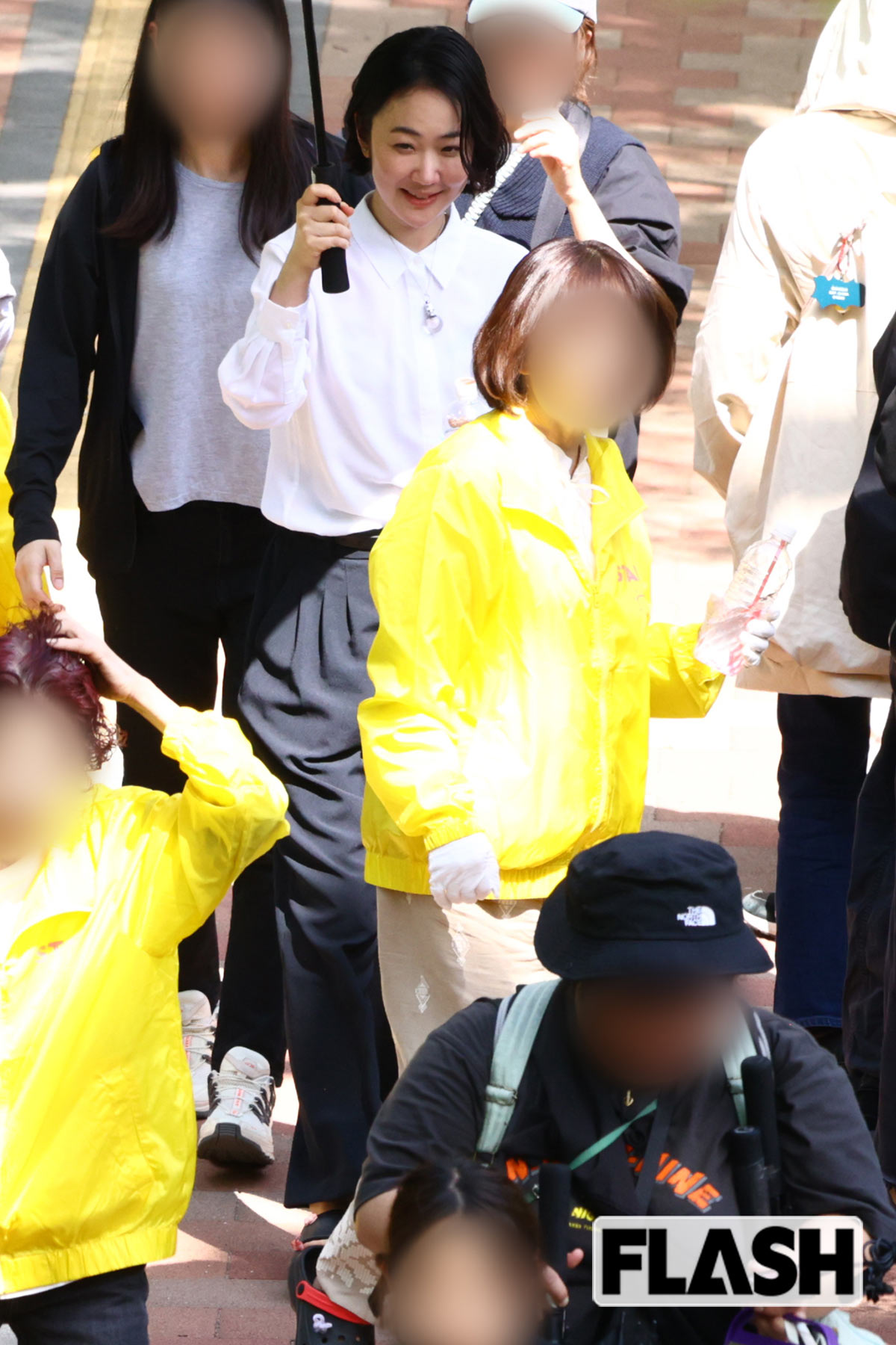 白いブラウスを着た黒木華