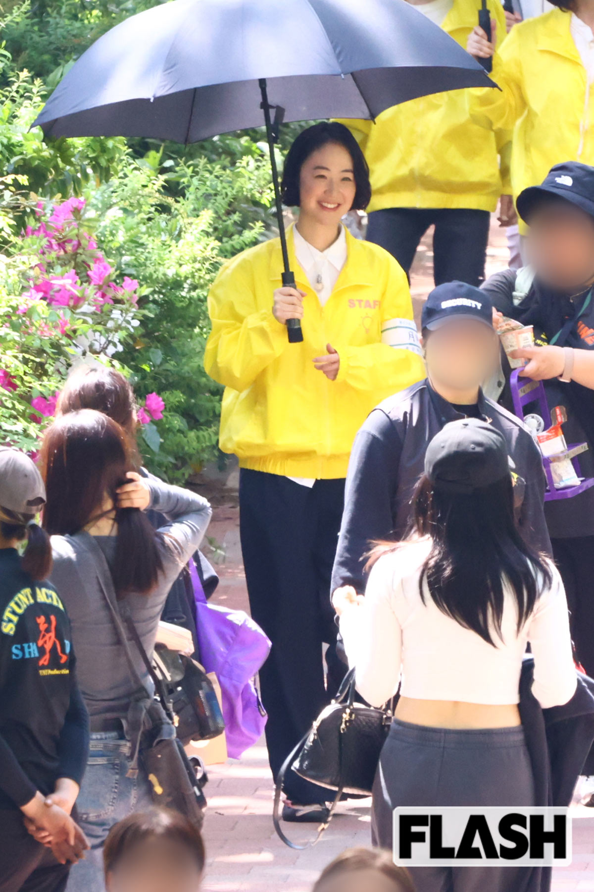 日傘をさす黒木華