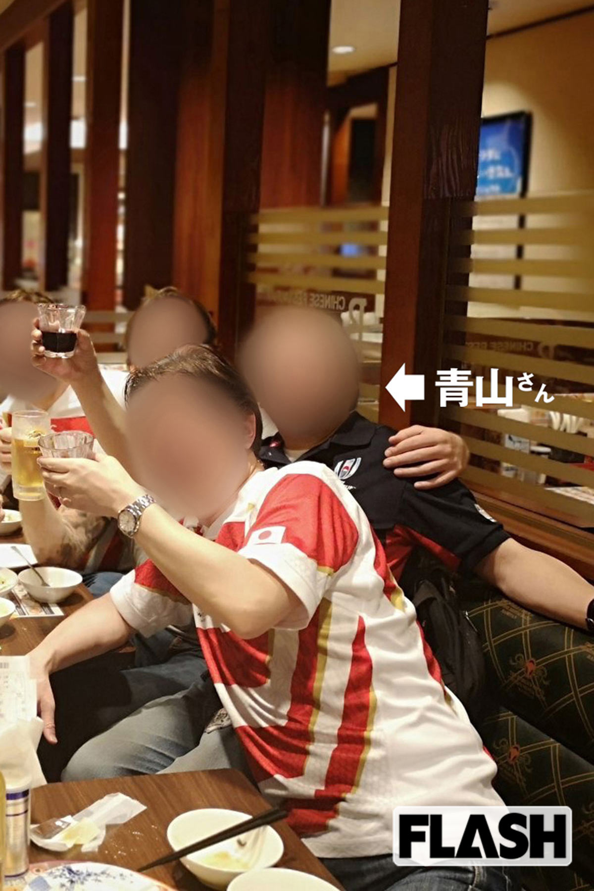 友人たちとラグビー日本代表の試合後に乾杯する青山完治さん。代表戦は年間数試合観戦している