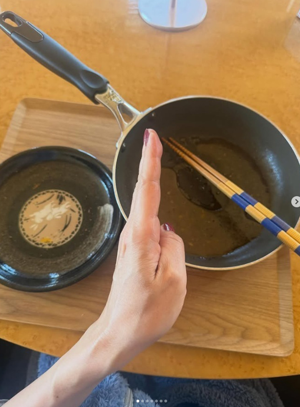 フライパンから直接ご飯を食べる飯島直子。自然体の姿に称賛の声がよせられている（写真・本人Instagramより）