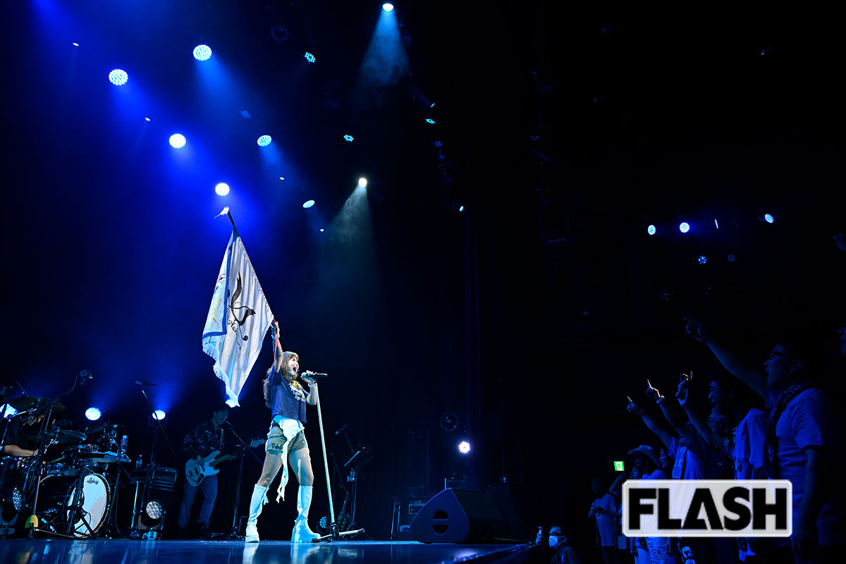 中村のライブ写真。「息苦しい時代だからこそ、もっと自由に自分の人生を楽しんでほしい。みんな、5月10日、渋谷NHKホールで待ってるよ〜〜〜〜〜ッ！」