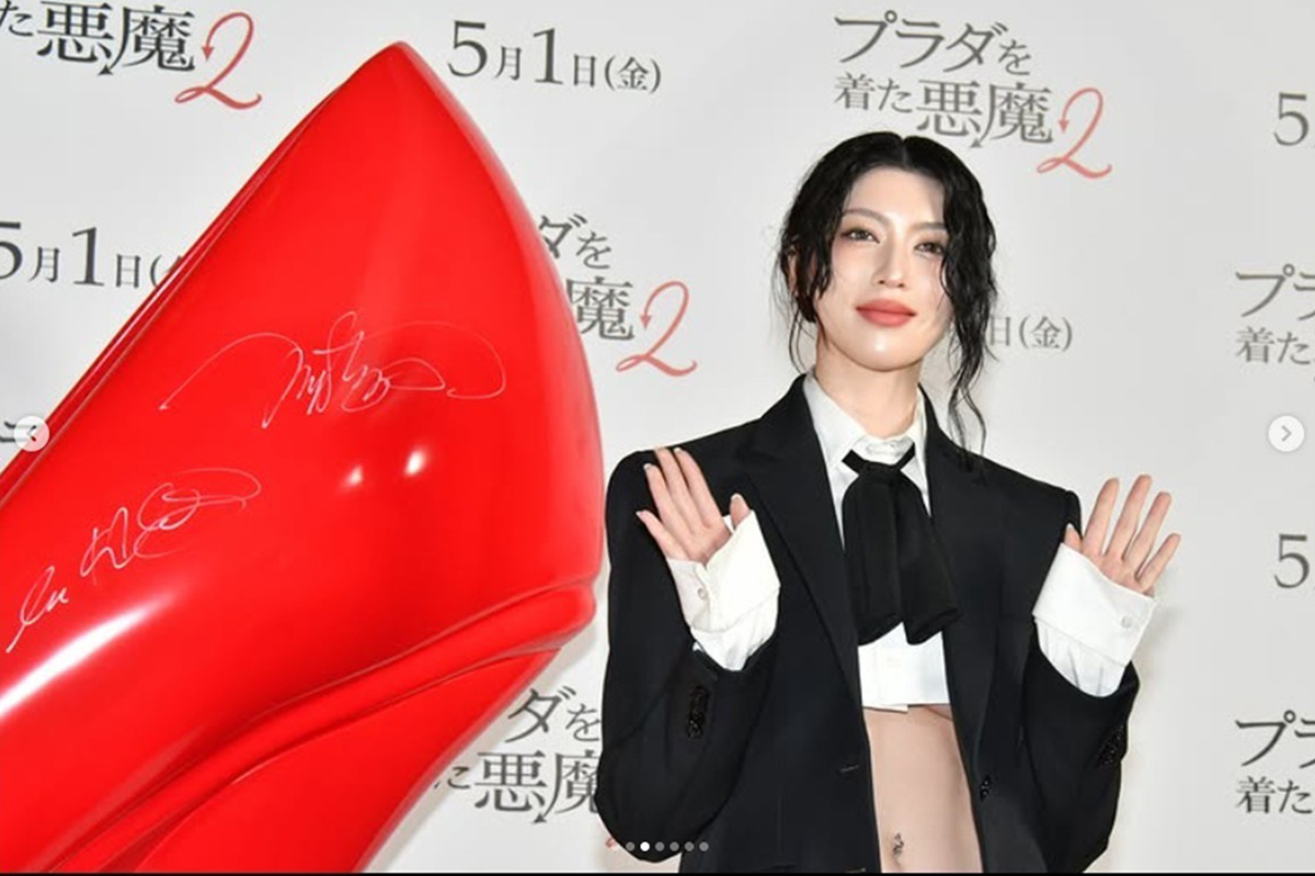 三吉彩花が披露した独特スタイル。短すぎるシャツのせいでアンダーバストが丸見えになっている（写真・20世紀スタジオの公式Instagramより）