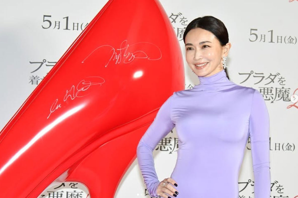 長谷川京子が着こなしたボディラインくっきりの紫ドレス（写真・「20世紀スタジオ」のInstagramより）