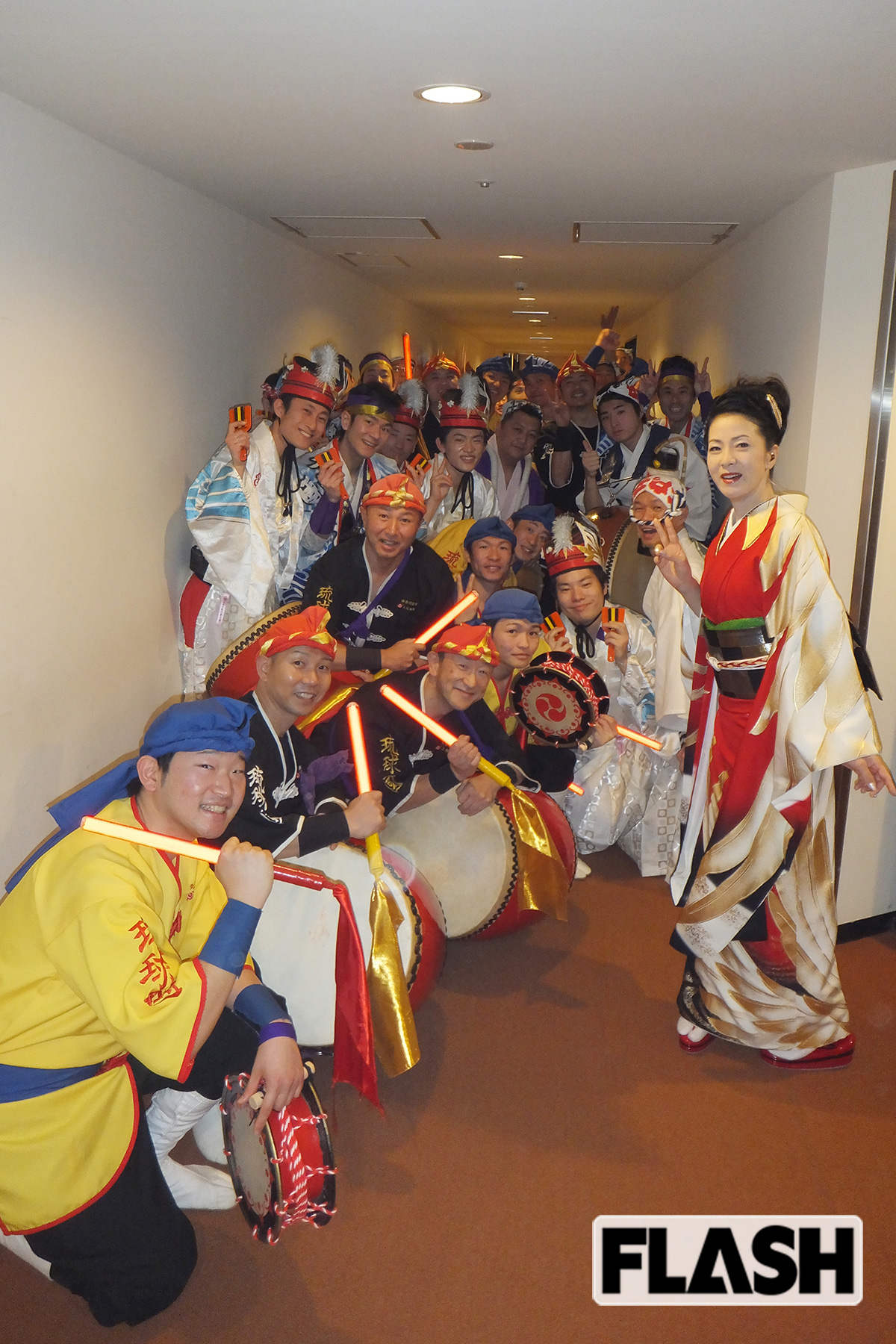 「歌い終えてホッとしているわたしに比べ、バックで盛り上げてくださった皆さんのお顔は、 “やって、やったぜ！” という輝きでいっぱいです」