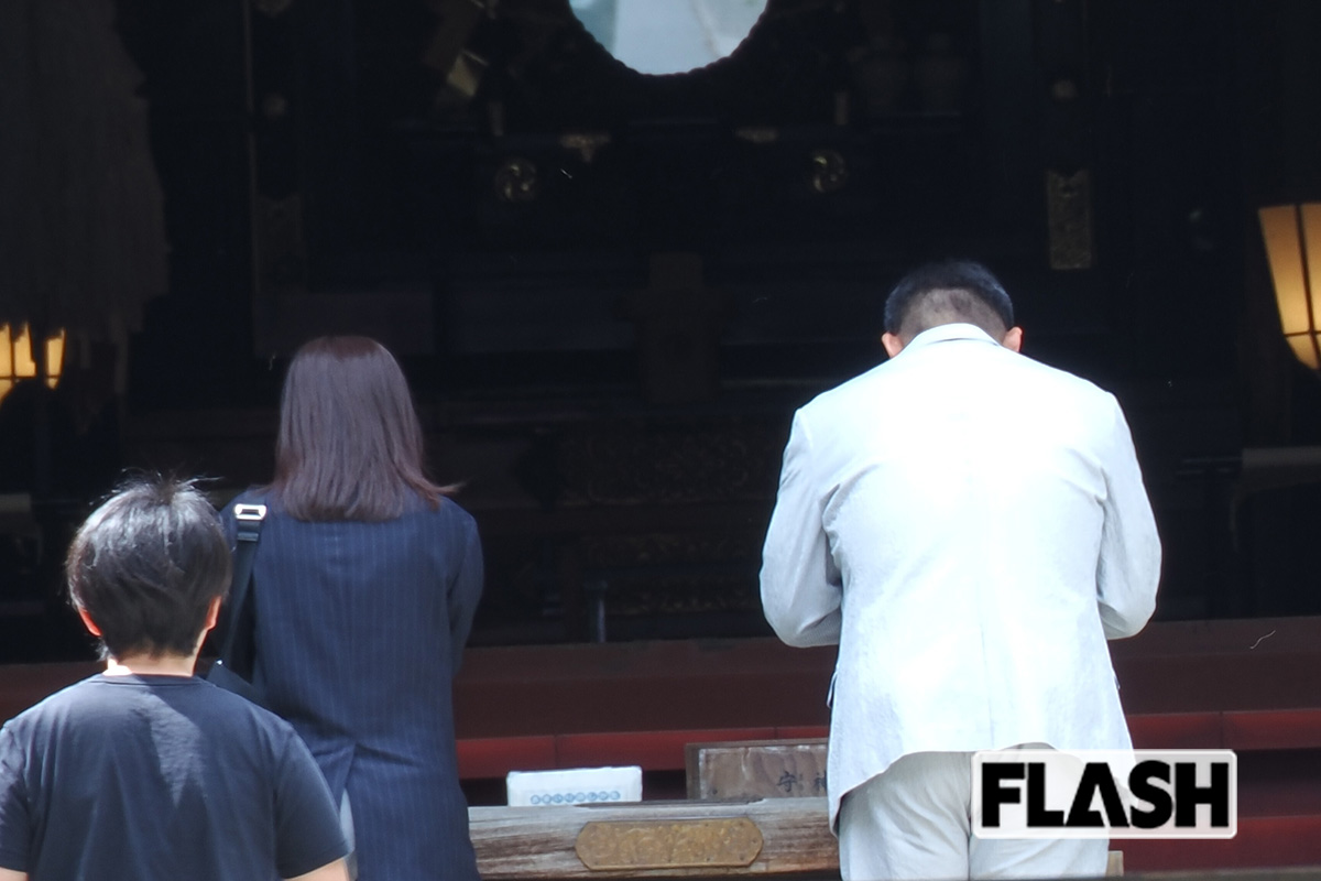 2026年4月、渋谷にある金王八幡宮に参拝をしていた花田虎上（右）