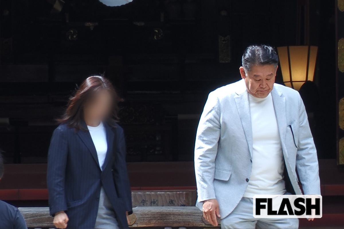 2026年4月、渋谷にある金王八幡宮に参拝をしていた花田虎上（右）