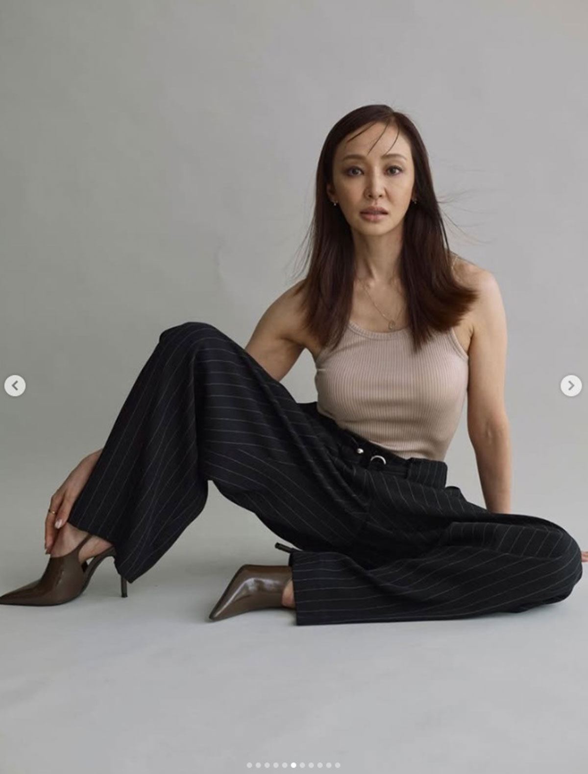 神田うのが投稿した雑誌の撮影ショット。これまでのイメージとは違うクールなスタイルに驚きの声が寄せられている（写真・本人Instagramより）