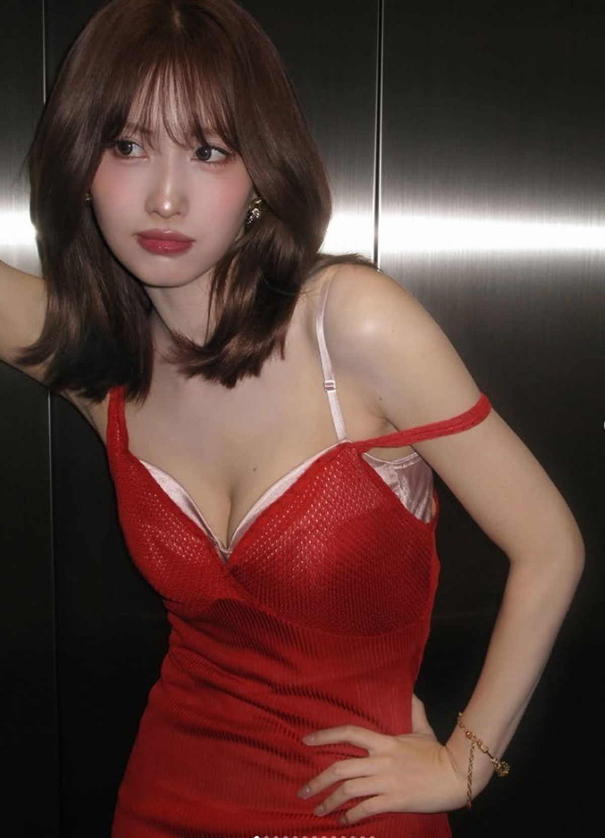 TWICE・モモが着用していた赤いドレス。わざと肩紐を落としたドレスで、ピンクのインナーも見えるようにデザインされている（写真・本人のInstagramより）