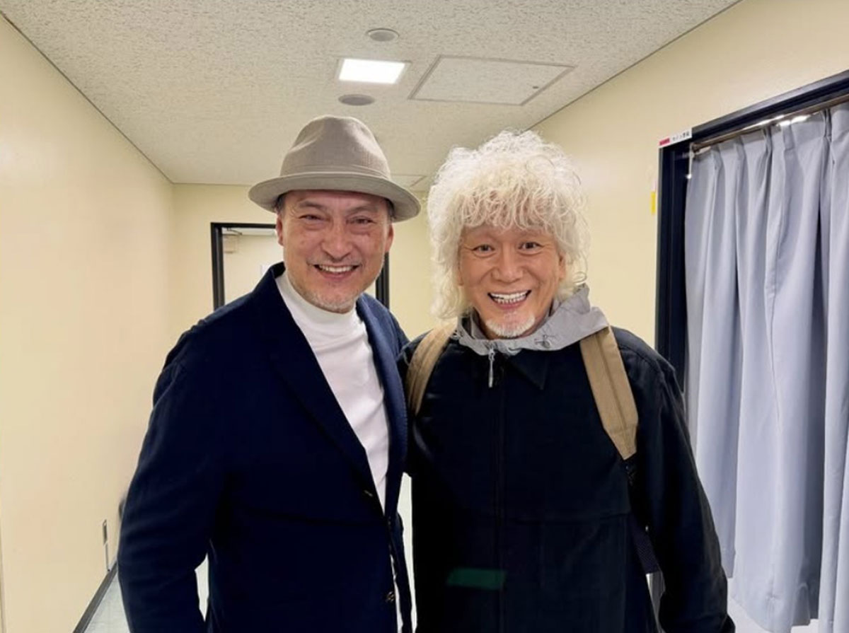 渡辺謙が投稿した玉置浩二とのツーショット。もじゃもじゃパーマ姿の玉置に絶賛の声が寄せられている（写真・本人Instagramより）