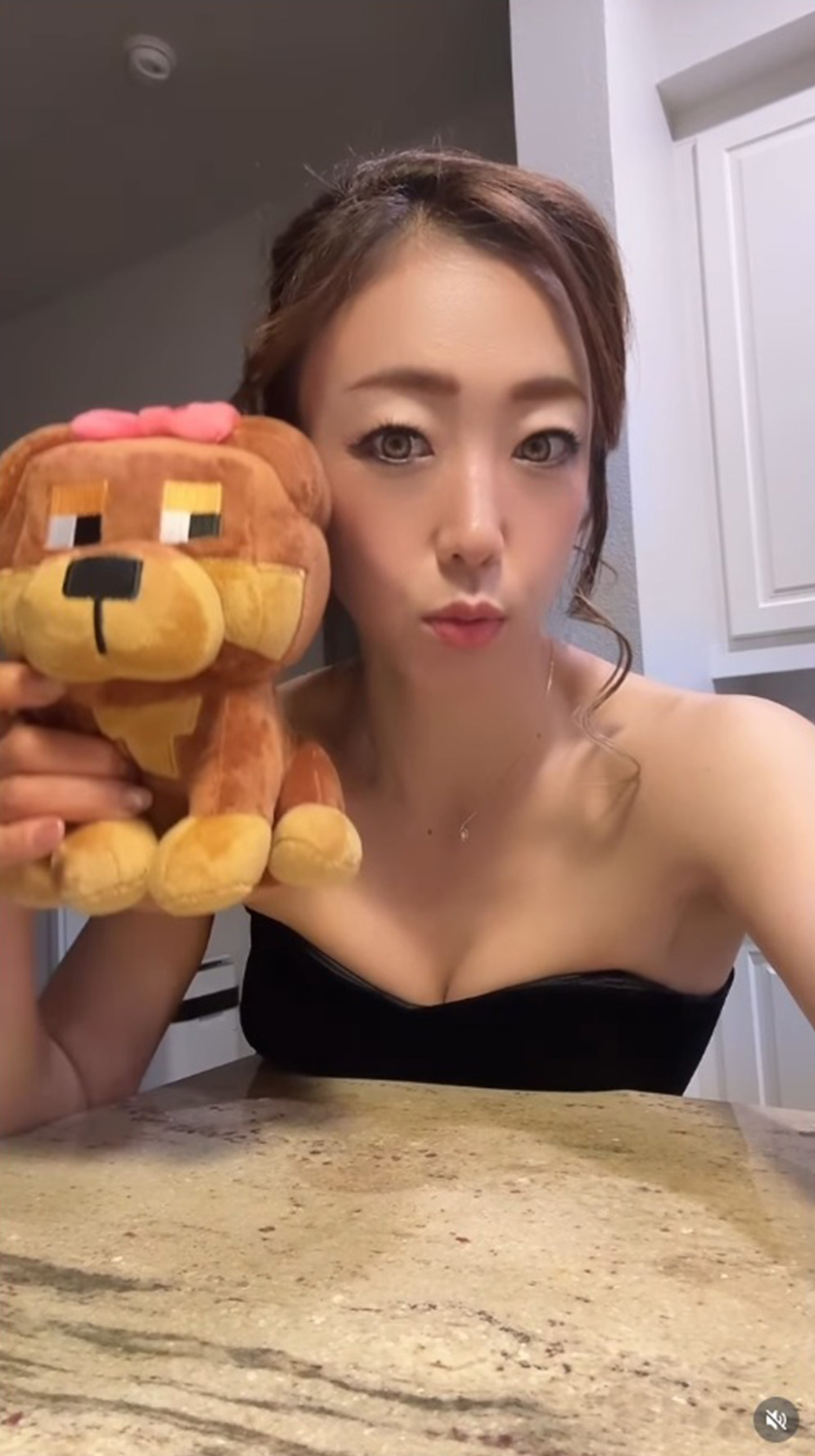 村主章枝が公開した黒のチューブトップ姿。その色気に多くの絶賛の声がよせられている（写真・本人Instagramより）