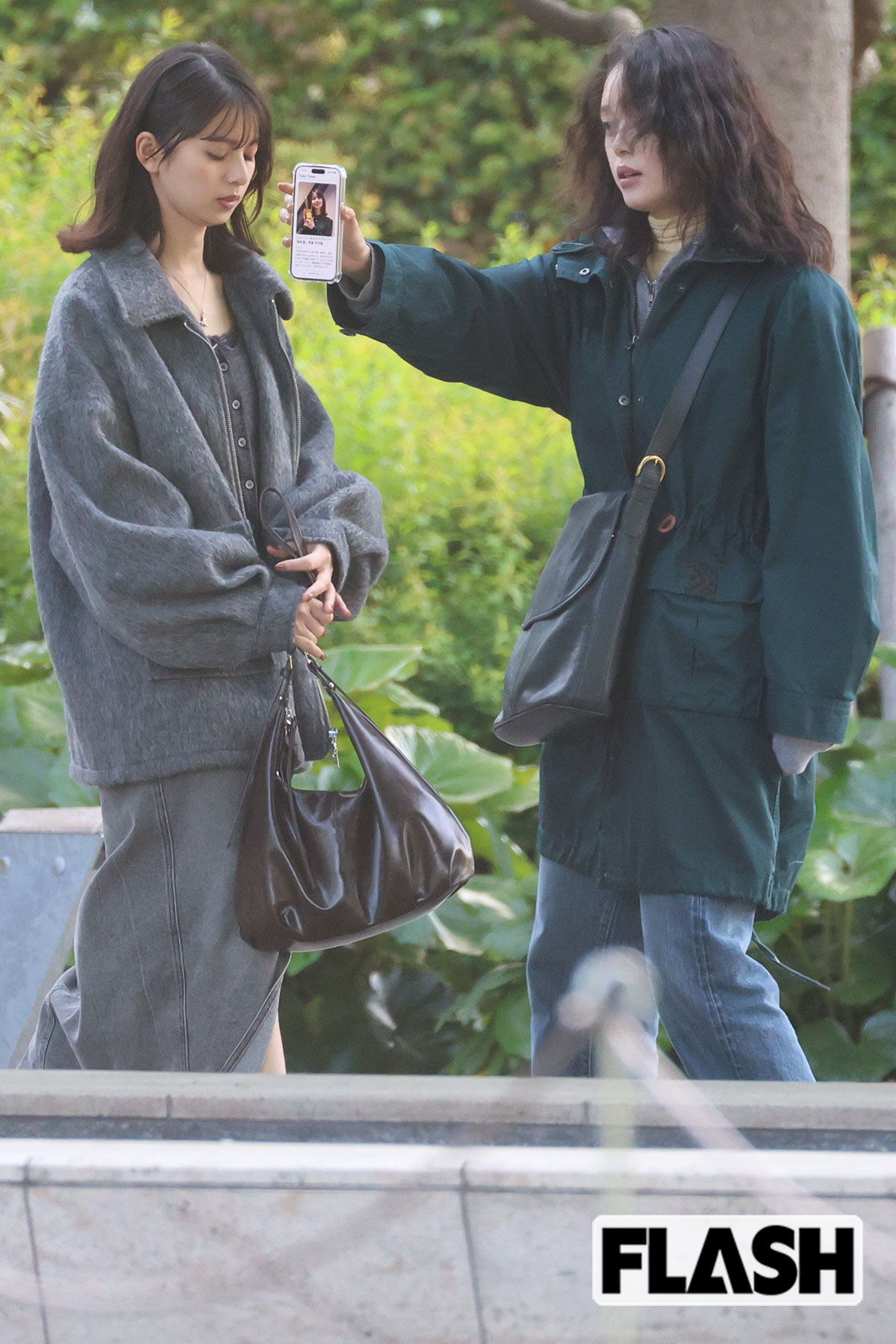 『ばけばけ』の清楚な印象から激変したくるくるパーマの髙石あかり。齋藤飛鳥にスマホをつきつけるシーンを撮影していた