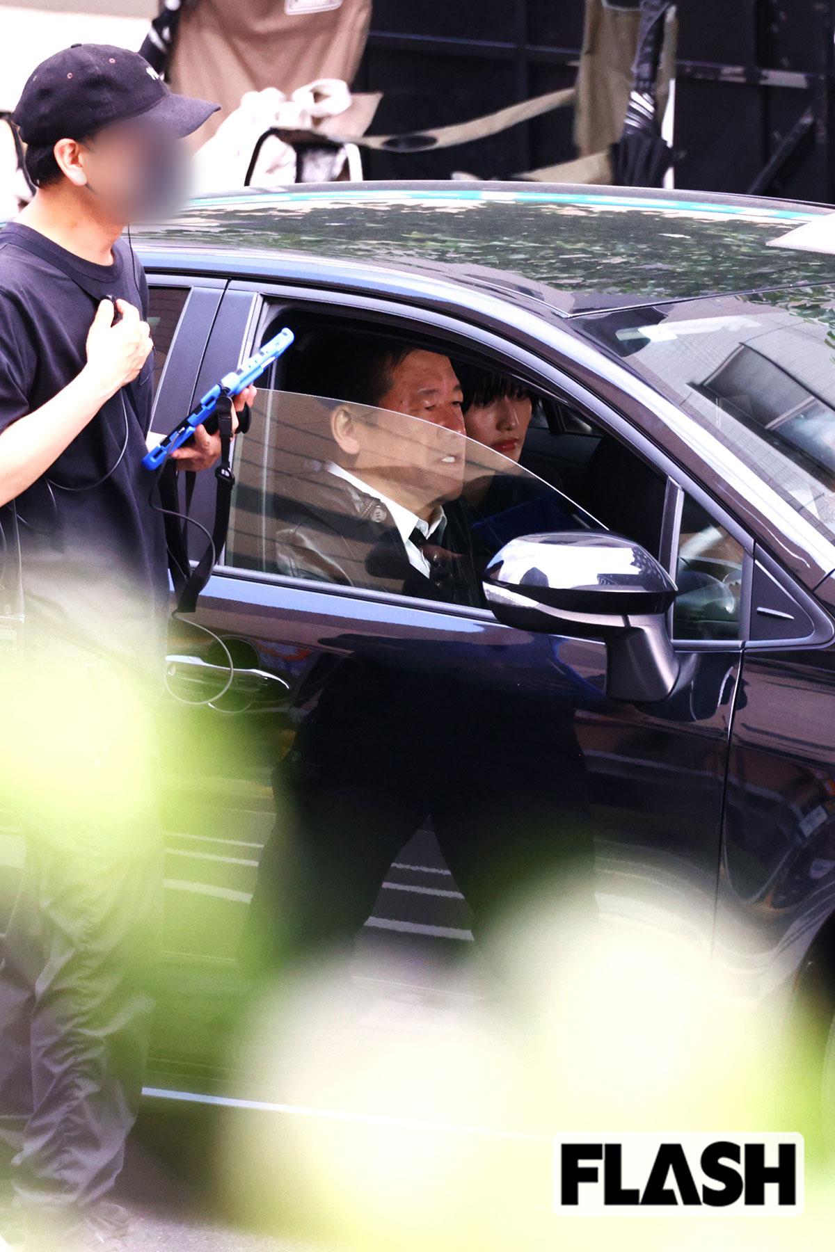 真剣な表情で車に乗り込む佐藤二朗