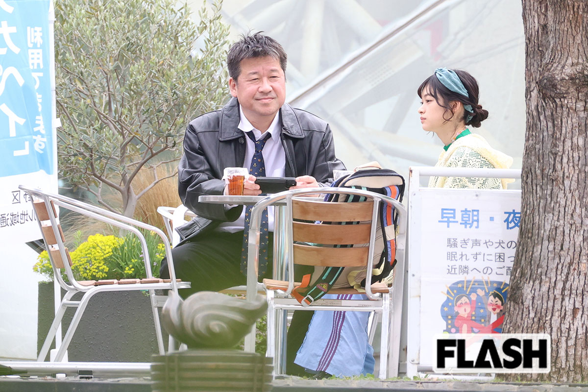 『夫婦別姓刑事』のロケで娘役の月島琉衣に微笑みかける佐藤二朗