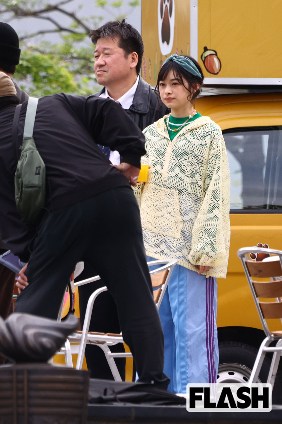 撮影のスタンバイをする佐藤二朗と月島琉衣