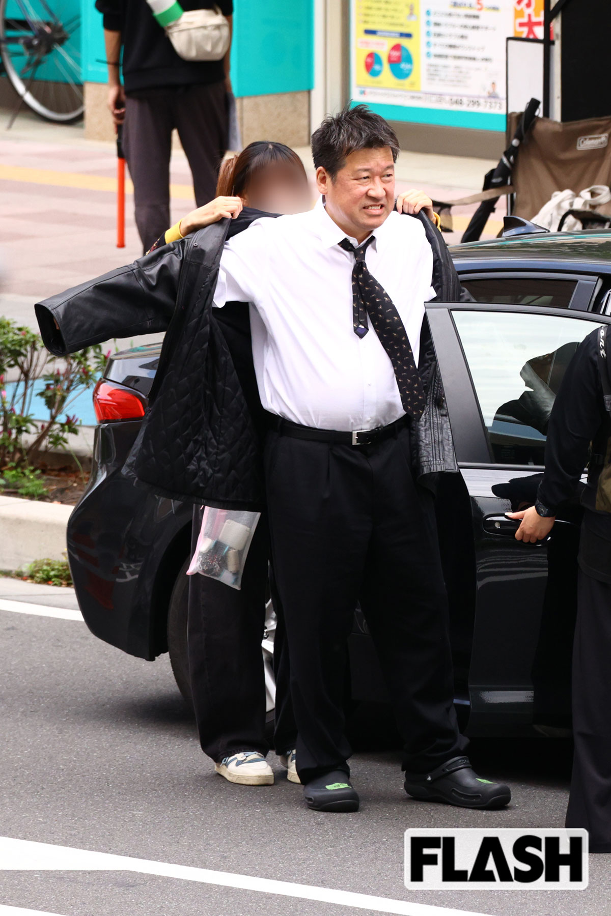 スーツに身を包む佐藤二朗