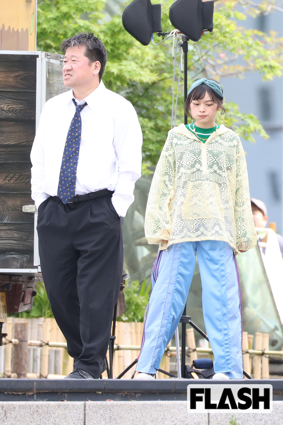 シリアスなシーンを撮影する佐藤二朗と月島琉衣