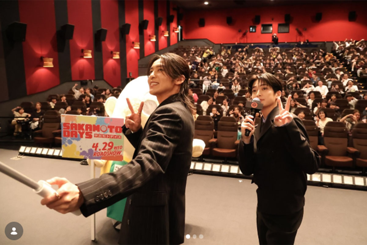 映画『SAKAMOTO DAYS』のイベントに登壇した目黒蓮（左）。頬がげっそりしており、激やせぶりに注目が集まった（画像・映画『SAKAMOTO DAYS』【公式】のInstagram「skmtdays_movie」より）