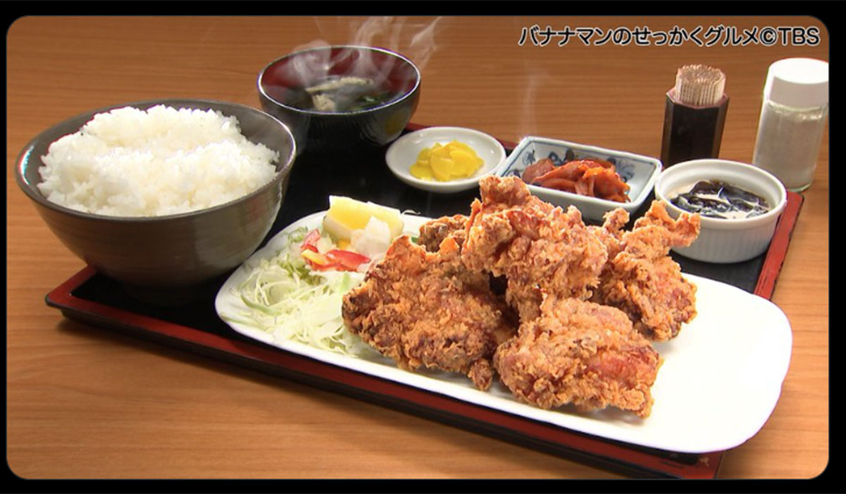 『バナナマンのせっかくグルメ!!』に登場した「からあげ定食」。日村はスタッフに“おすそ分け”しながら食べ、体調不良の予兆が指摘された（画像・『バナナマンのせっかくグルメ!!　公式』のX「@sekkaku_tbs」より）