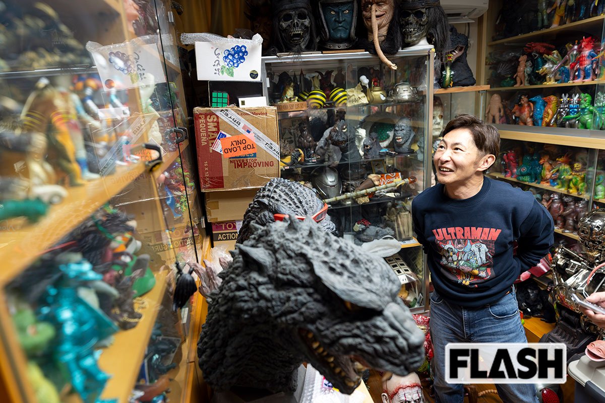 コレクションの行方に思いを馳せるやかん。フィギュアはケースに収納して終わり。箱から出さないまま倉庫行きということも多い（写真・木村哲夫）