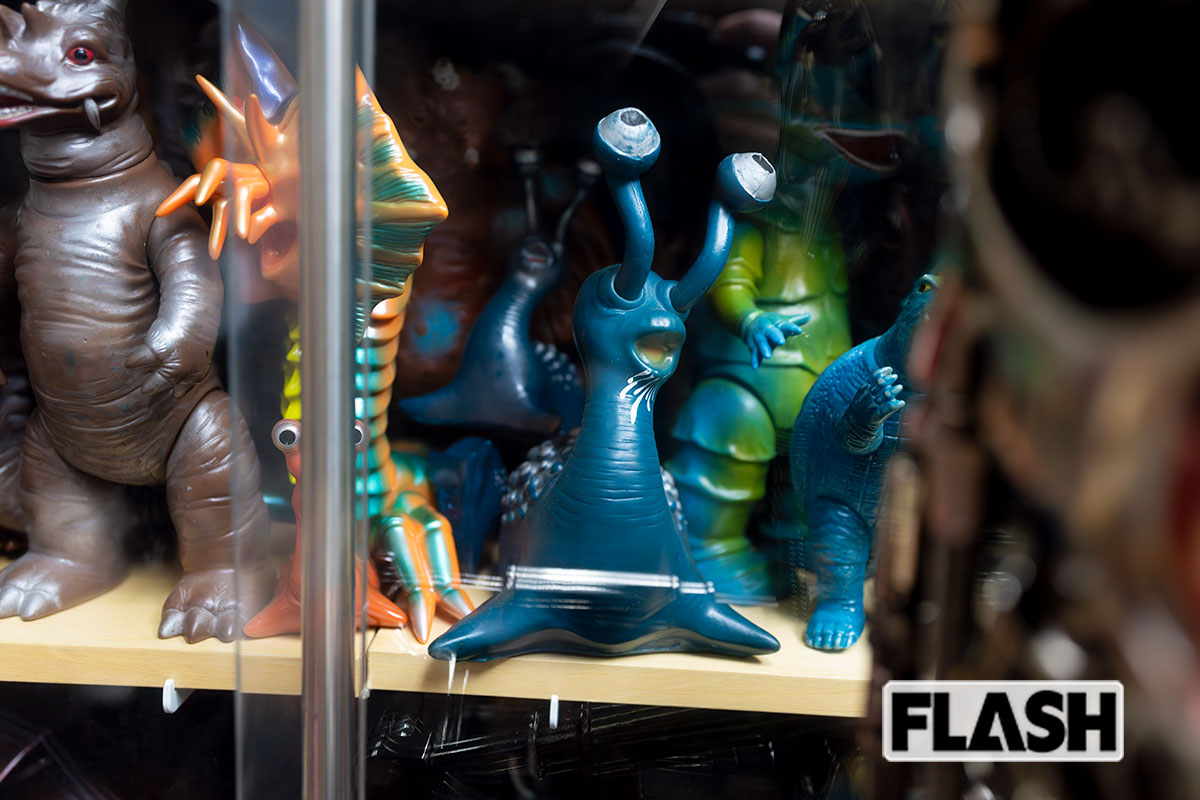 「いちばんのお気に入りは、『ウルトラQ』に登場した『火星怪獣　ナメゴン』（マルサン製）です。ゴジラブルーと言われてるカラーで、少数生産で市場にはあまり出ません」（なべやかん、写真・木村哲夫）